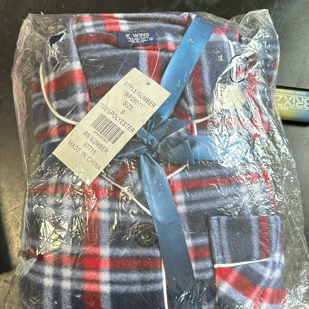 NWT men’s flannel pajamas. Size small.